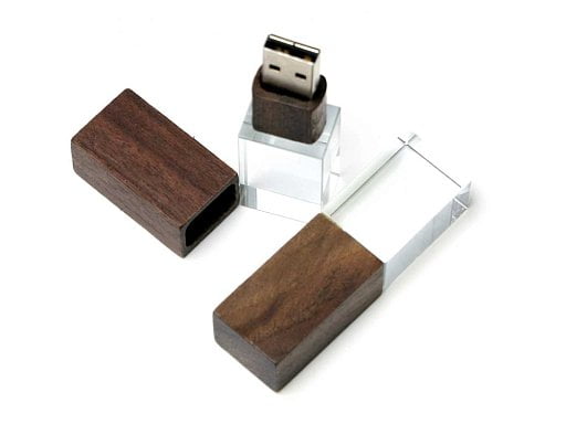 USB-флешка прямоугольной формы с деревянным колпачком
