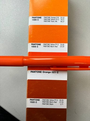 Ручка шариковая Flora Color с полугелиевым стержнем