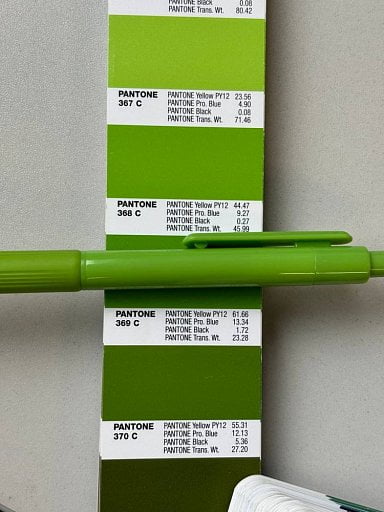 Ручка шариковая Flora Color с полугелиевым стержнем
